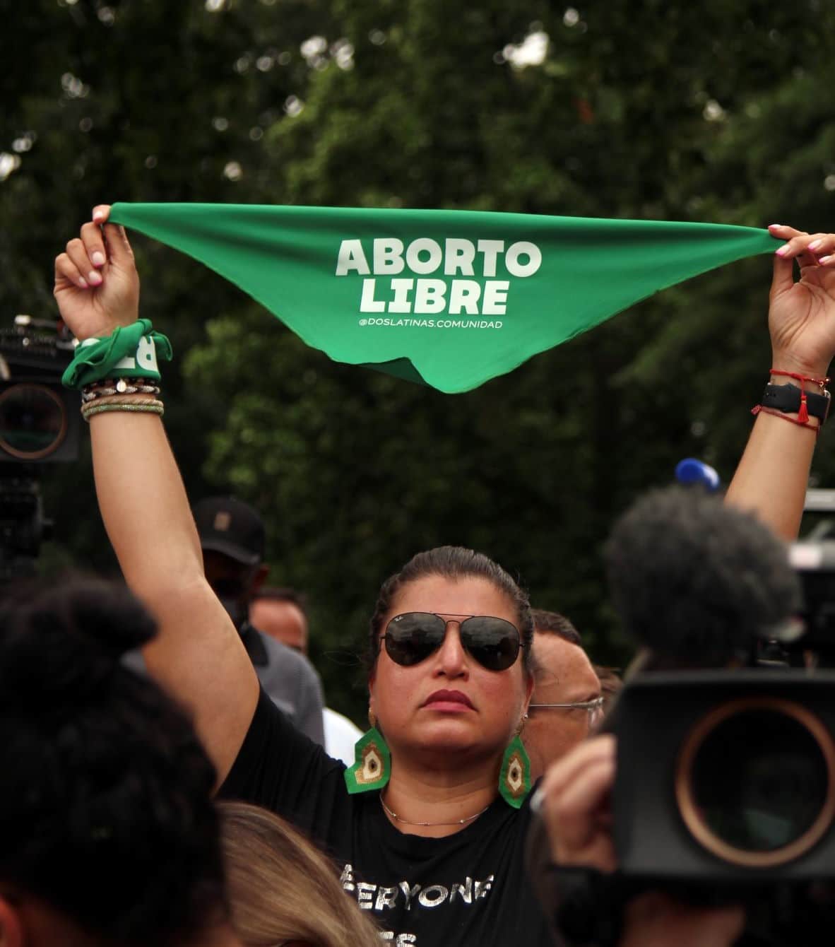 roe v. wade protester with sign in spanish