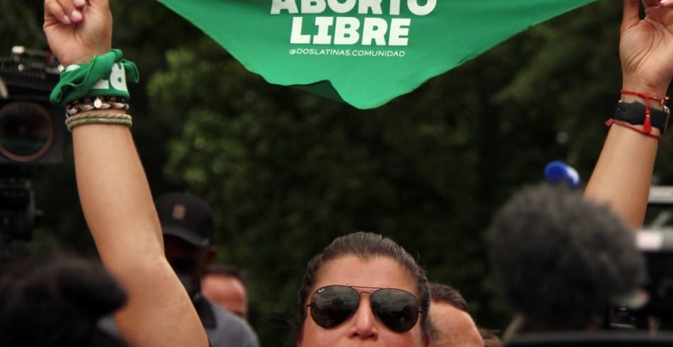 roe v. wade protester with sign in spanish