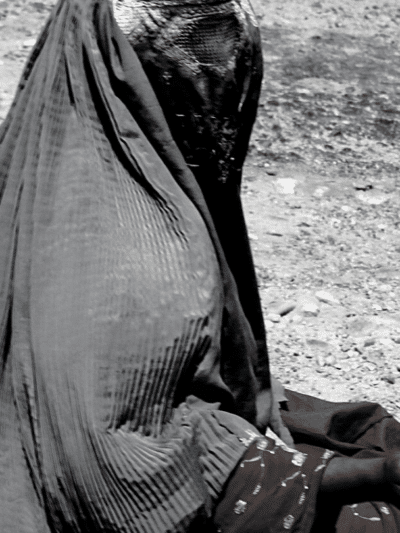 afghan-woman-begging