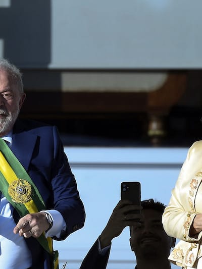 Solenidade de posse do presidente da República e do vice-presidente eleitos. No Palácio do Planalto, presidente da República, Luiz Inácio Lula da Silva, discursa após receber a faixa presidencial. Participam: esposa do vice-presidente da República eleito, Maria Lúcia Guimarães Ribeiro Alckmin; vice-presidente da República eleito, Geraldo Alckmin; primeira-dama, Rosângela da Silva. Foto: Jefferson Rudy/Agência Senado (wikipedia commons)