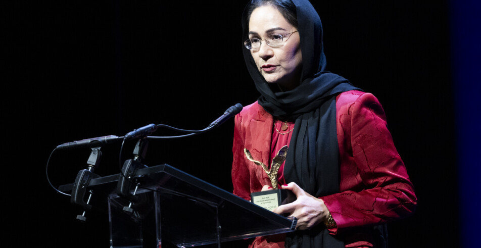 Shirin Musa receives her Global Leadership Award.