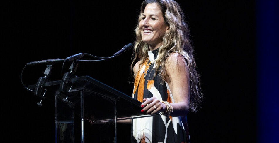 Ariela Suster, presenter of the 2026 Global Leadership Award, introduces the award's honoree.