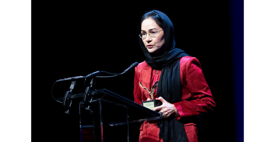 Shirin Musa receives her Global Leadership Award.